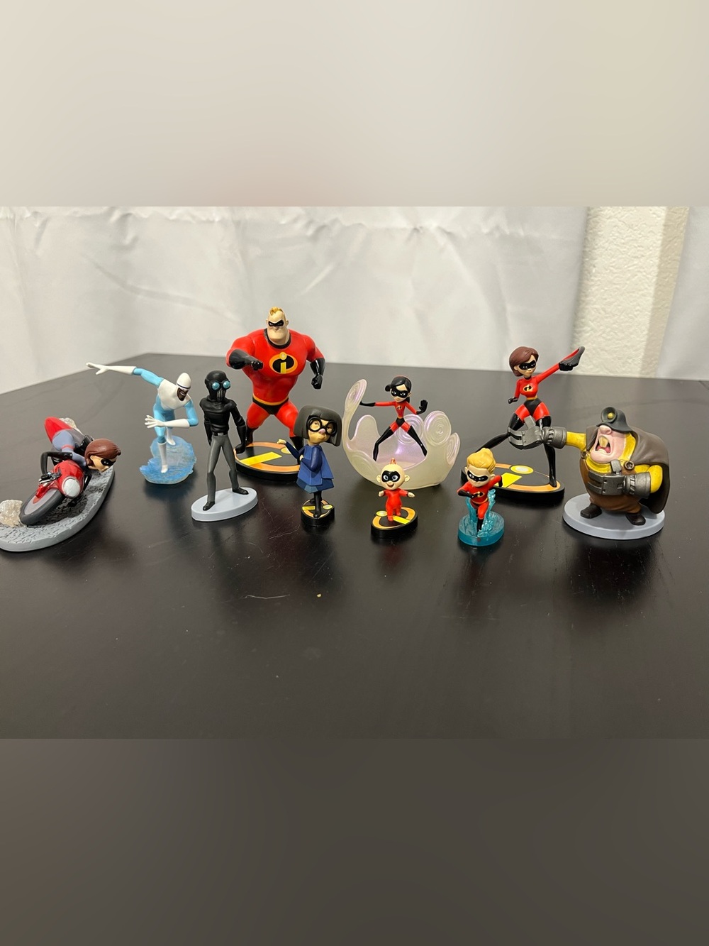 The Incredibles 10 Collectible Figure Set - Red & Black